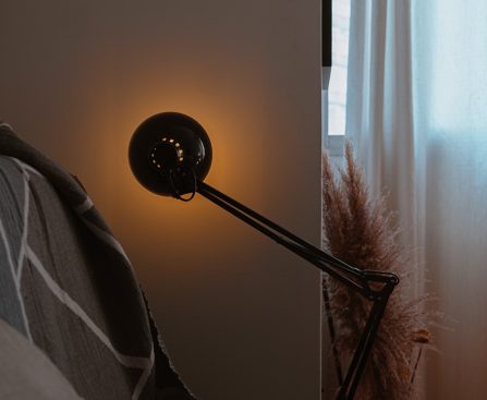 Photo Matte black cylindrical floor lamp for bedroom bedside